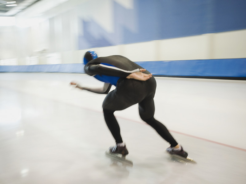 男子速滑运动员滑冰图片下载