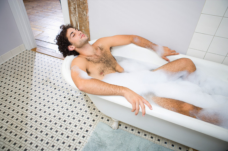 在浴缸里睡觉的男人图片下载