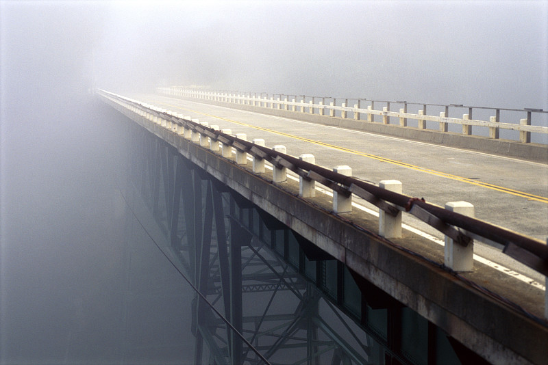 公路大桥消失在雾中图片素材