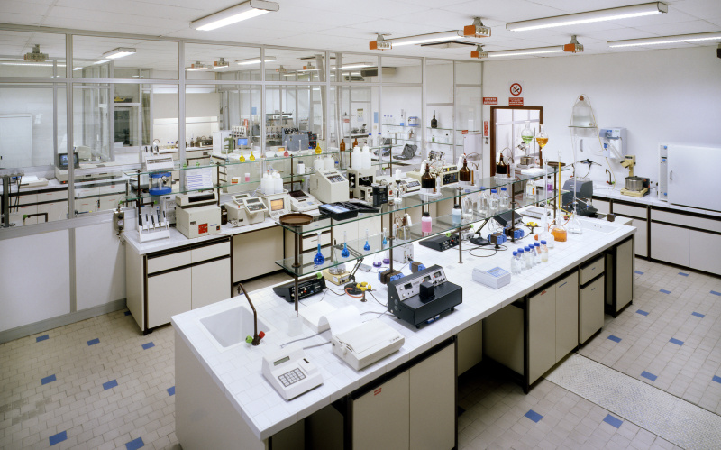 化学研究实验室的桌子上有许多仪器图片下载