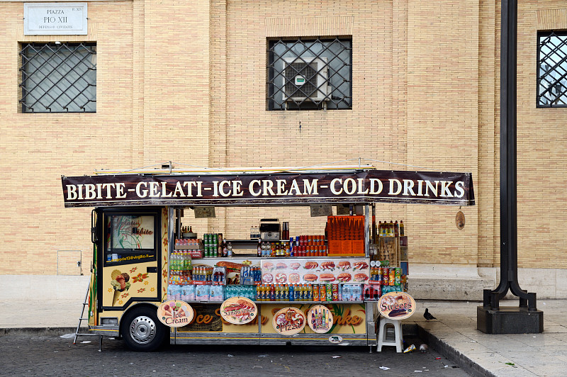 意大利罗马圣彼得广场上的餐车或快餐店图片下载