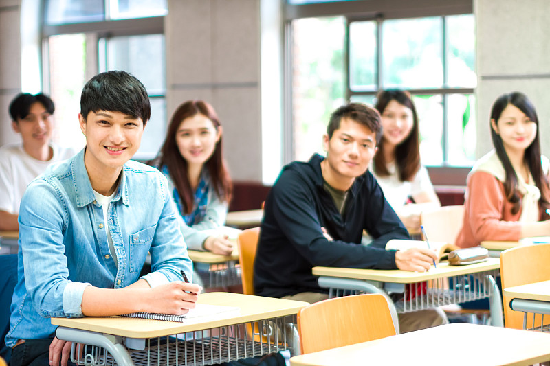 一群自信的亚洲学生在教室里真诚地微笑着图片下载