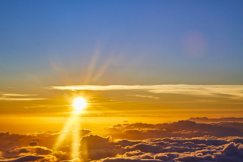 黄色日落低云覆盖，哈雷阿卡拉火山口，哈雷阿卡拉国家公园，毛伊岛，夏威夷，美国图片素材