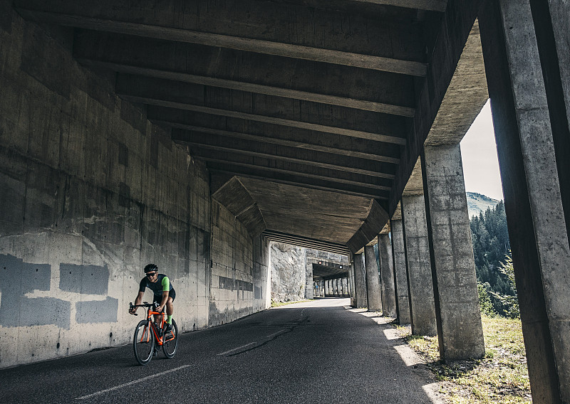 拉马兹山口的隧道里骑自行车的人图片下载