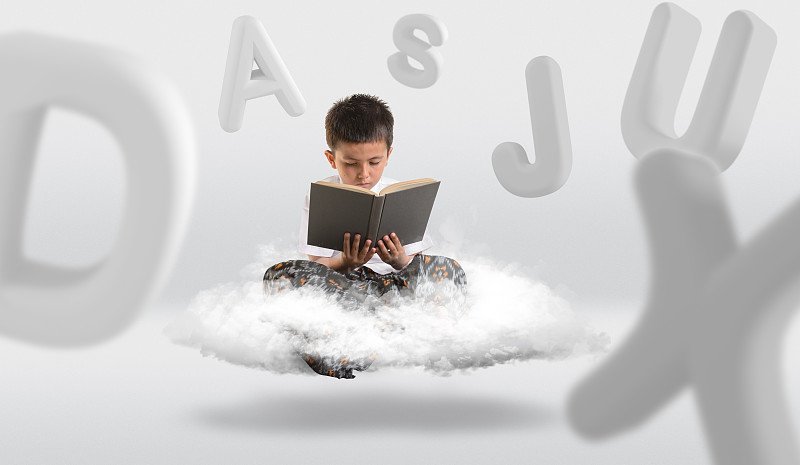 数字合成图像的男孩阅读时坐在云对白色的背景图片素材