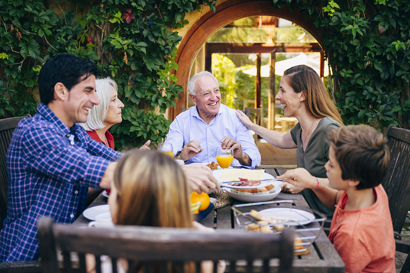 几代同堂的西班牙家庭享受户外大餐图片素材