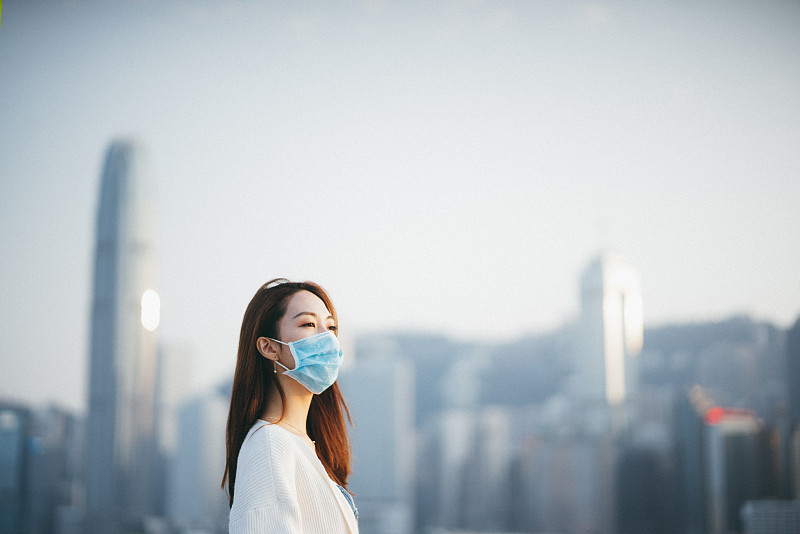 Young Asian woman wearing a protective face mask to prevent the spread of coronavirus, a global health emergency over outbreak图片素材