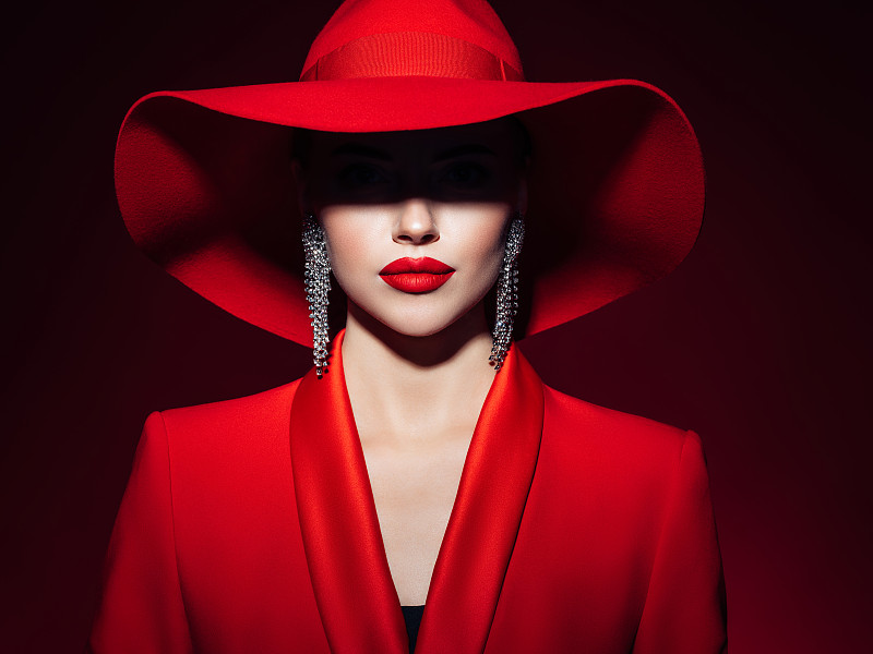 漂亮的女孩化妆穿着红色的夹克和帽子图片下载