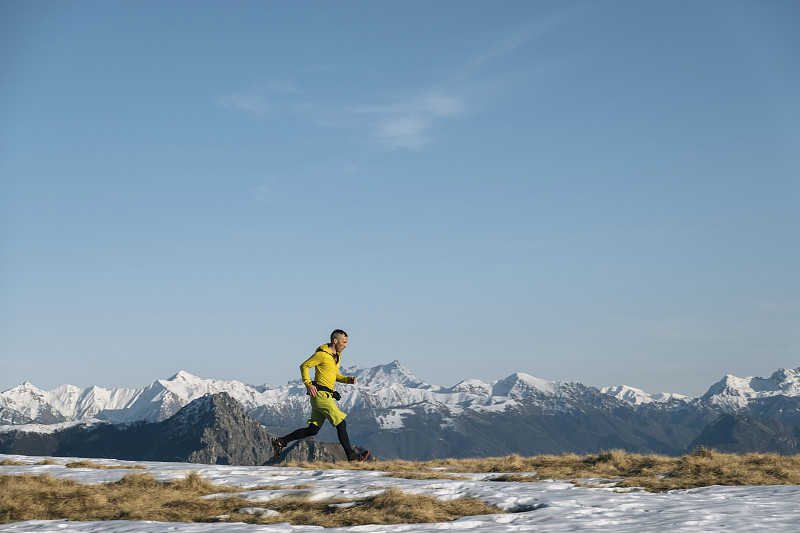 登山运动员攀登积雪的山脊图片素材