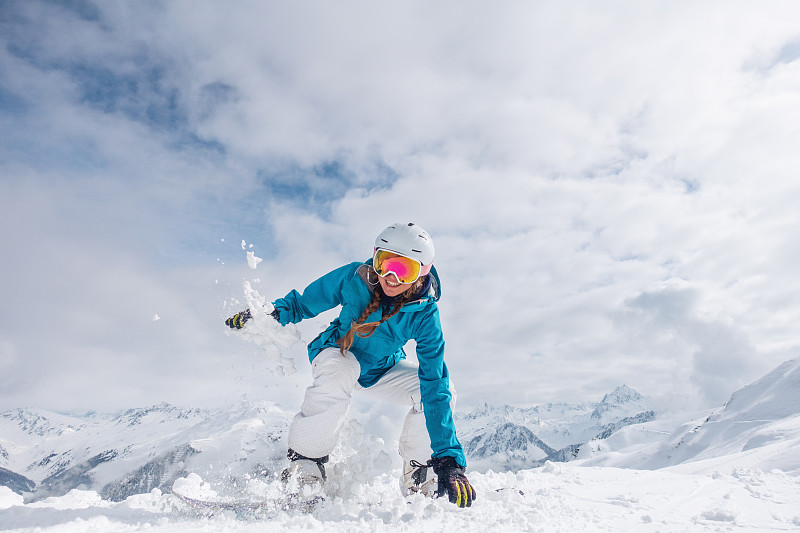 快乐的女性滑雪图片下载