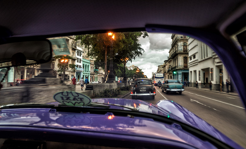 哈瓦那普拉多大道上的一辆私人老爷车图片素材