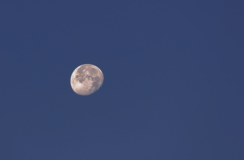 一半的月亮图片下载