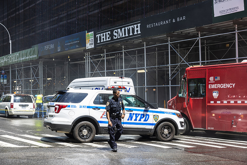 美国纽约，警察拦截交通图片下载