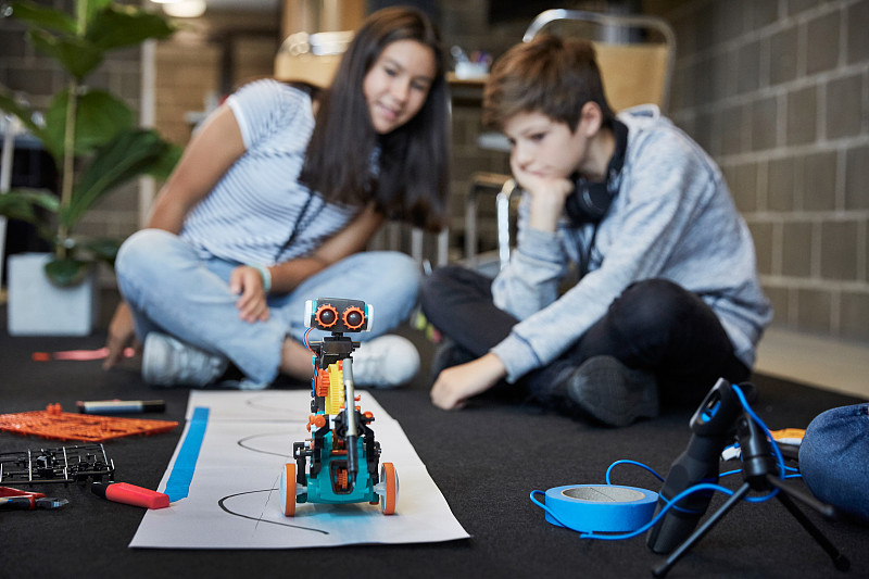 男孩和女孩在科学教室里实验机器人图片素材