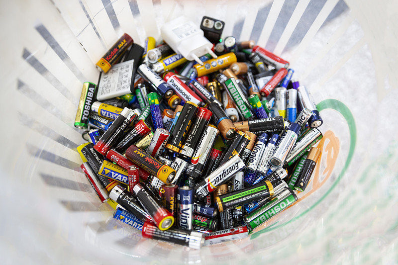 不同的电池放在回收箱里图片下载