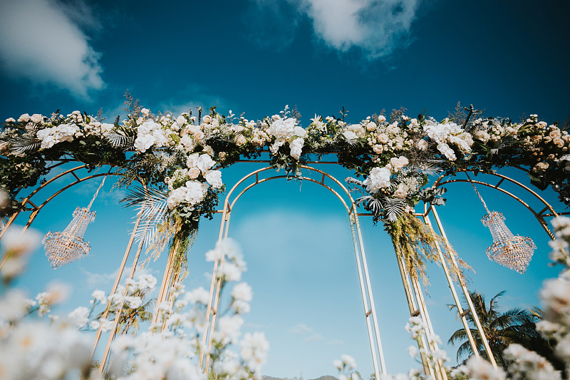 墙装饰花。结婚的那一天。婚礼拱门上装饰着鲜花。图片素材