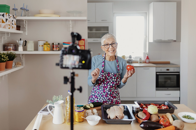 高级女视频博主制作关于烹饪的社交媒体视频图片素材