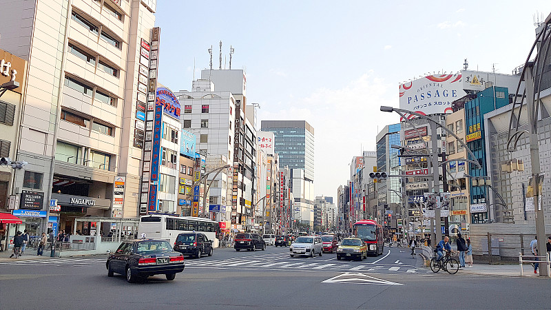 行走在日本东京上野地区的人们图片下载