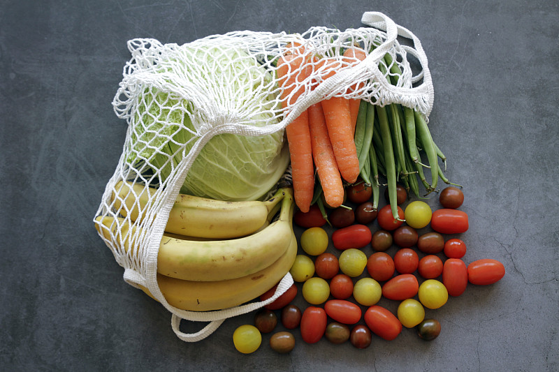 可重复使用购物袋内的水果和蔬菜图片下载