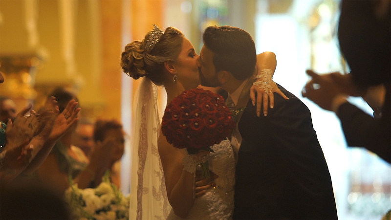 新娘和新郎在教堂举行婚礼后接吻图片下载