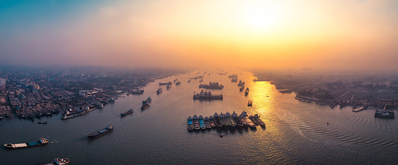 无人机拍摄的吉大港货船，吉大港，孟加拉国图片下载