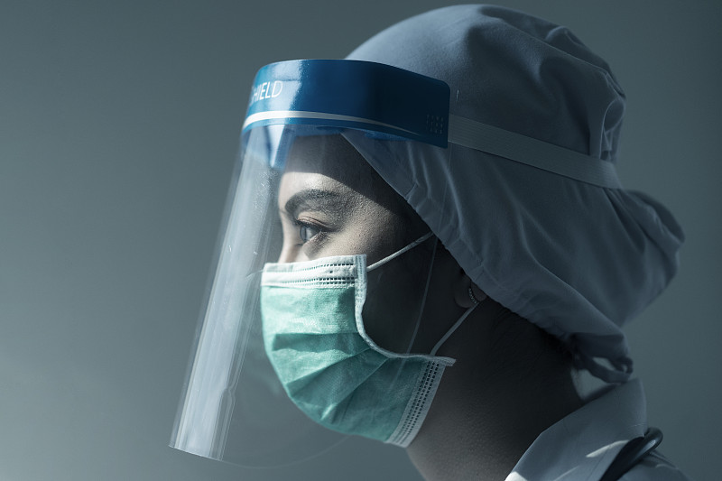 肖像亚洲女医生戴面罩和防护服，手持注射器应对冠状病毒或Covid-19疫情，Covid-19隔离的概念图片下载