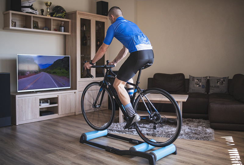 运动员在家用健身自行车训练图片下载