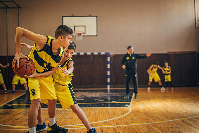 十几岁的男孩篮球运动员在室内训练图片下载