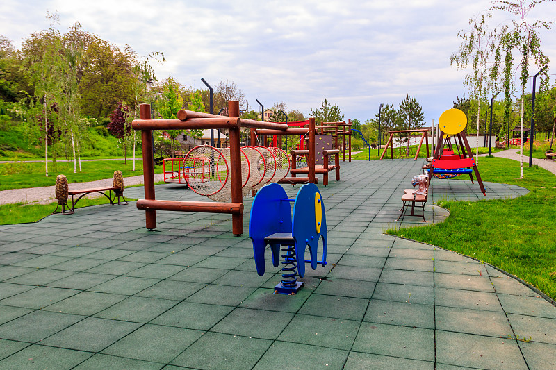 城市公园里空荡荡的彩色儿童游乐场图片素材