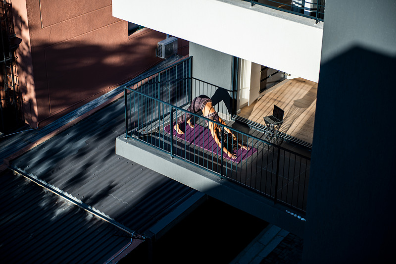 阳台上的瑜伽练习。图片素材