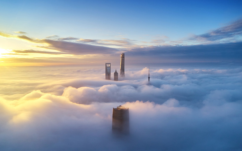 中国厚云上的上海天际线鸟瞰图图片下载