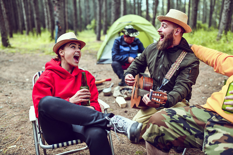 朋友们在野营时一边喝酒一边唱歌图片下载