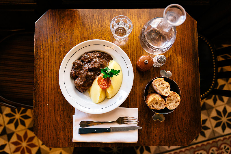 法式小酒馆午餐炖野猪肉配土豆泥图片素材