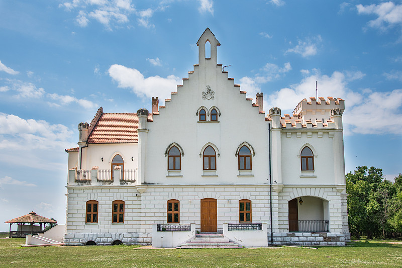 Kapetanovo是一座新哥特式城堡，位于塞尔维亚东北部Plandiste市的Stari Lec村。图片下载