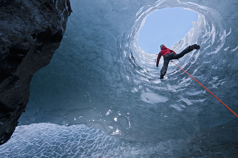 冰岛女子爬出冰川洞/ S√≥lheimaj√∂kull冰川图片素材