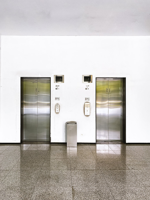 有两部电梯的电梯大厅图片下载