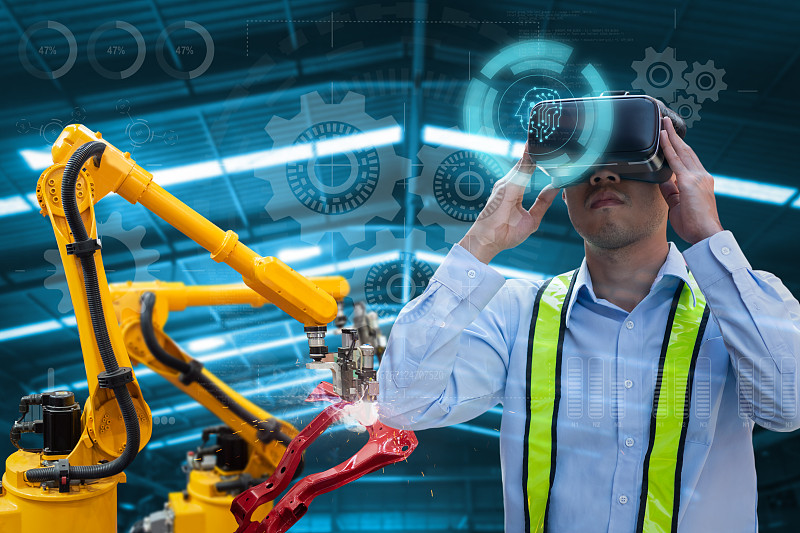 工程师与眼镜虚拟现实，智能工厂技术界面，新一代技术概念。图片下载