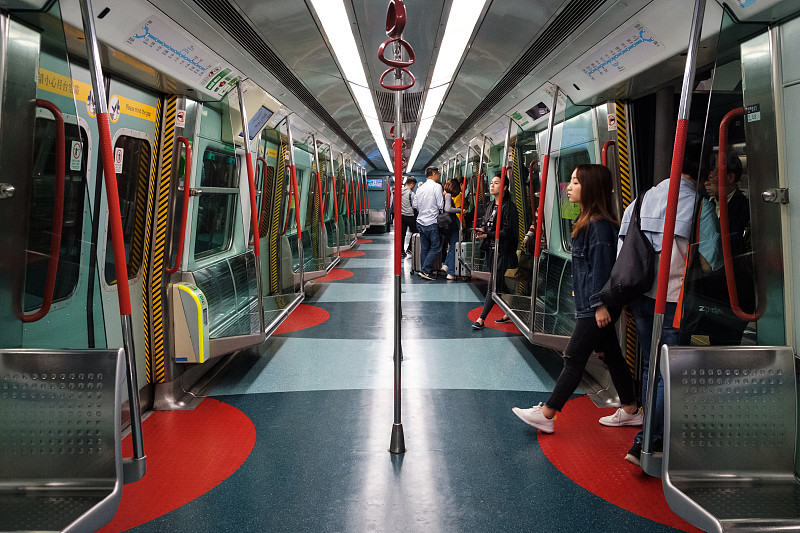 人们在香港乘坐地铁图片下载