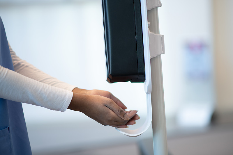 护理人员在门诊使用洗手液图片下载