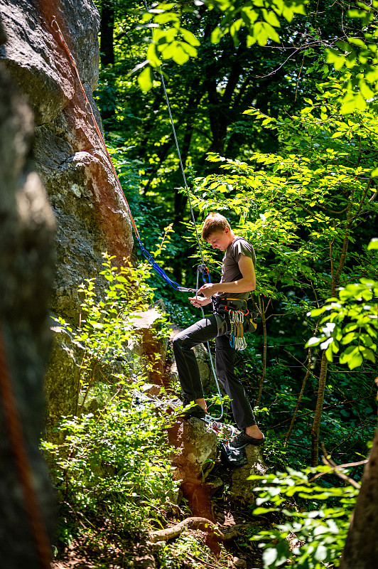 男运动员在攀登岩石山图片下载