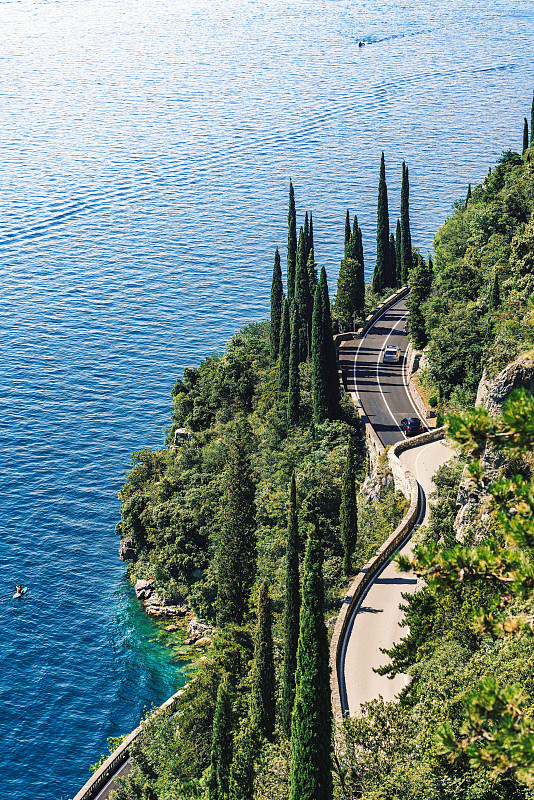 加尔达湖的夏日风景，碧水蓝天。意大利图片素材