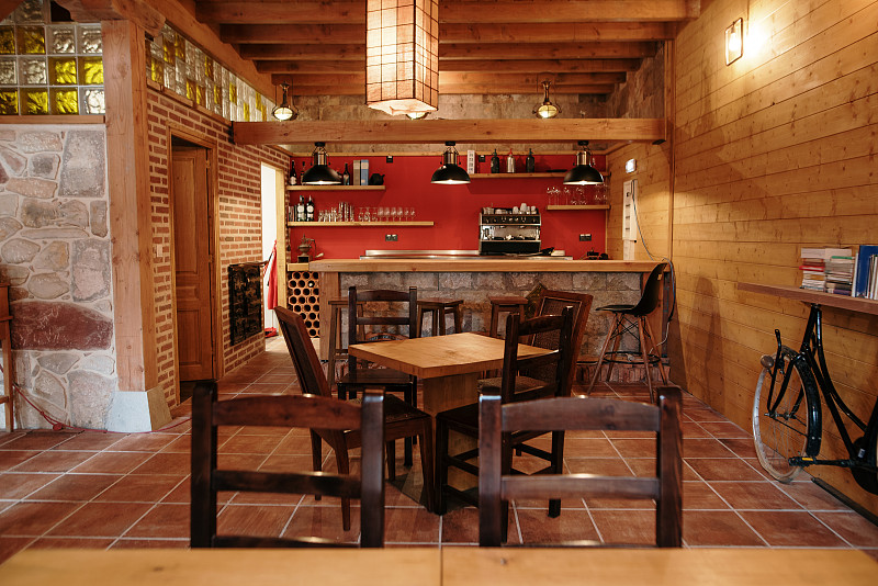 乡村设计和木材元素的酒吧/自助餐厅的室内视图图片下载