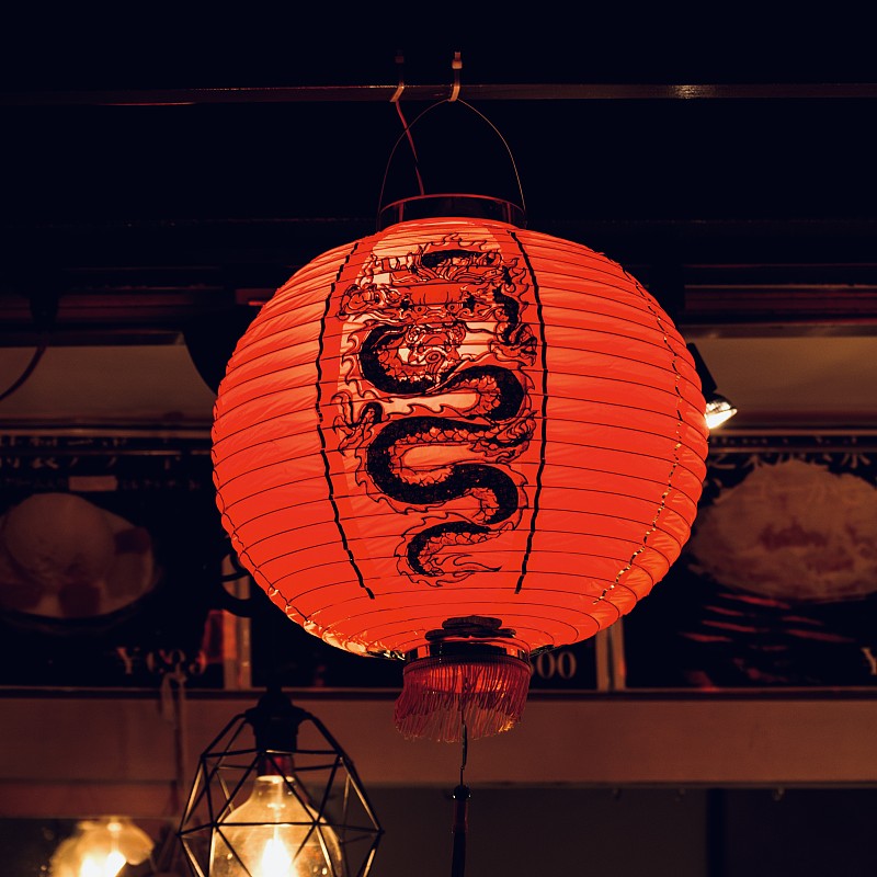 在横滨唐人街天花板上悬挂的灯笼低角度视图图片素材