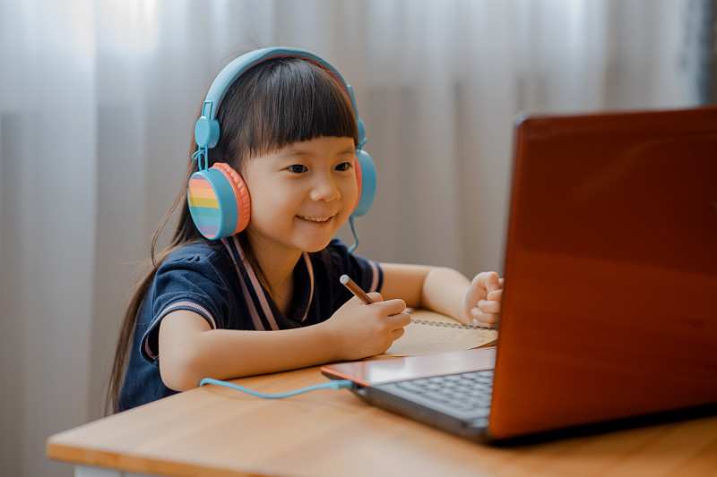 亚洲小女孩用手提电脑学习图片素材