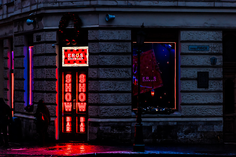 老城里诺克市场广场在利沃夫与红色霓虹灯照明脱衣舞俱乐部性爱展示酒吧和标志图片下载