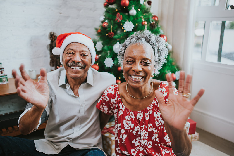 年迈的祖父母在家庆祝圣诞节图片下载