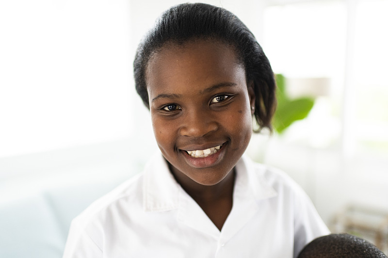 身着新校服微笑的非洲少女的特写肖像图片下载