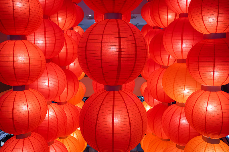 红灯笼挂在建筑上庆祝春节图片下载
