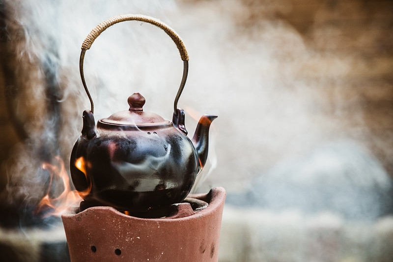 用传统的木炭炉烧水泡茶图片下载