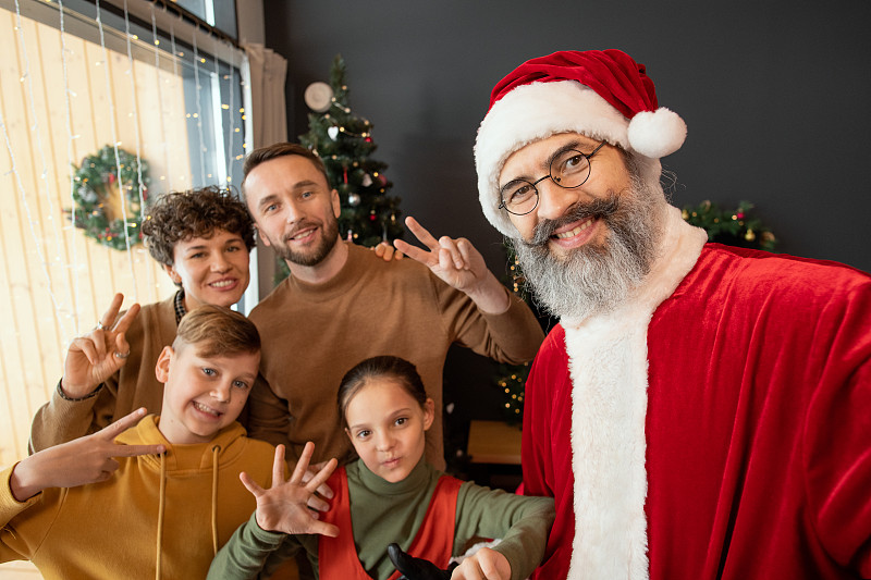圣诞节，微笑的圣诞老人与家人合影图片下载
